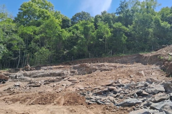 Após denúncia, fiscalização orienta paralisação de obra no bairro Santa Clara