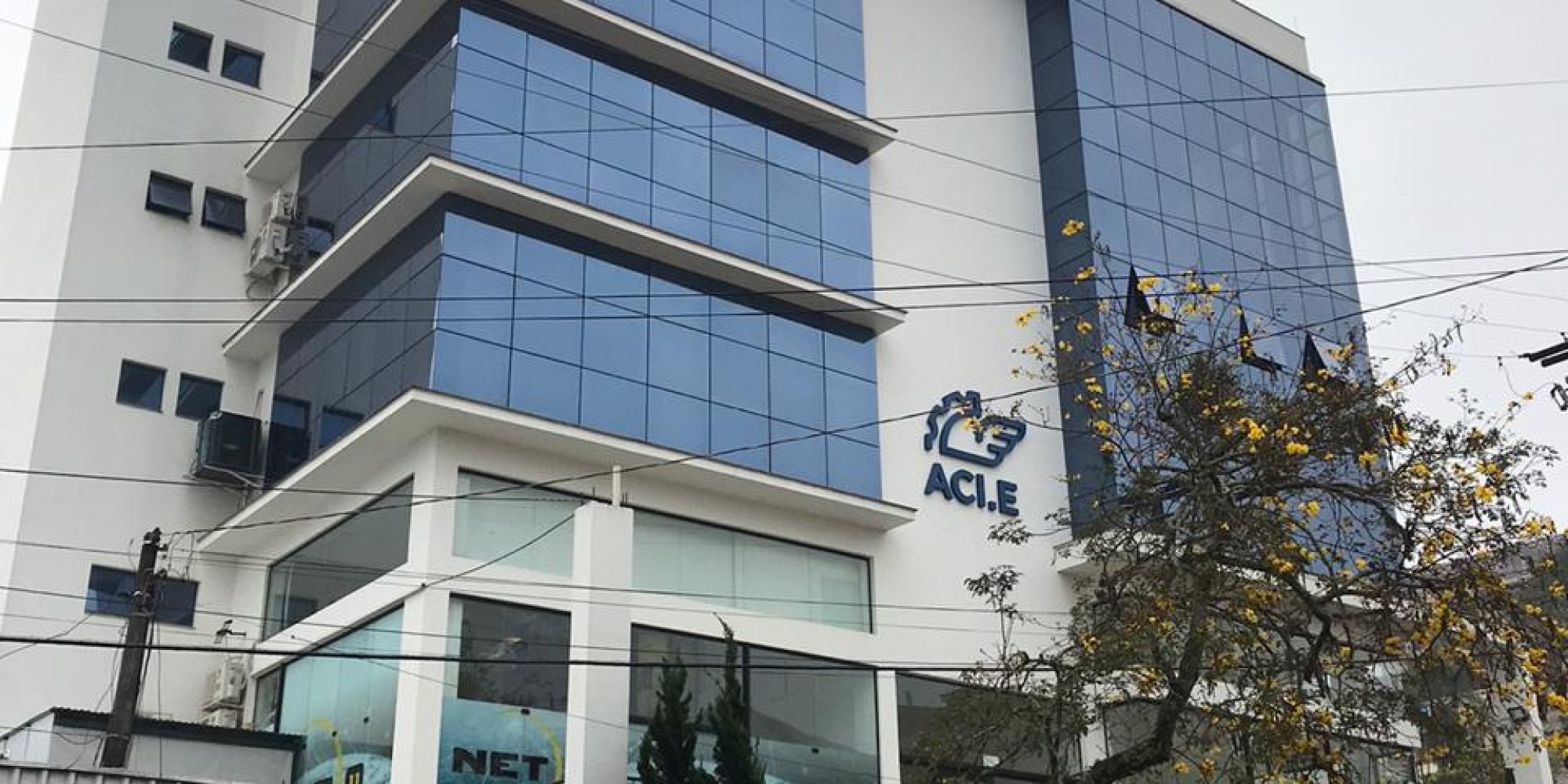 ACI-E tem mais de 300 associados, entre empresas, empresários, profissionais liberais e empreendedores ACI-E tem mais de 300 associados, entre empresas, empresários, profissionais liberais e empreendedores