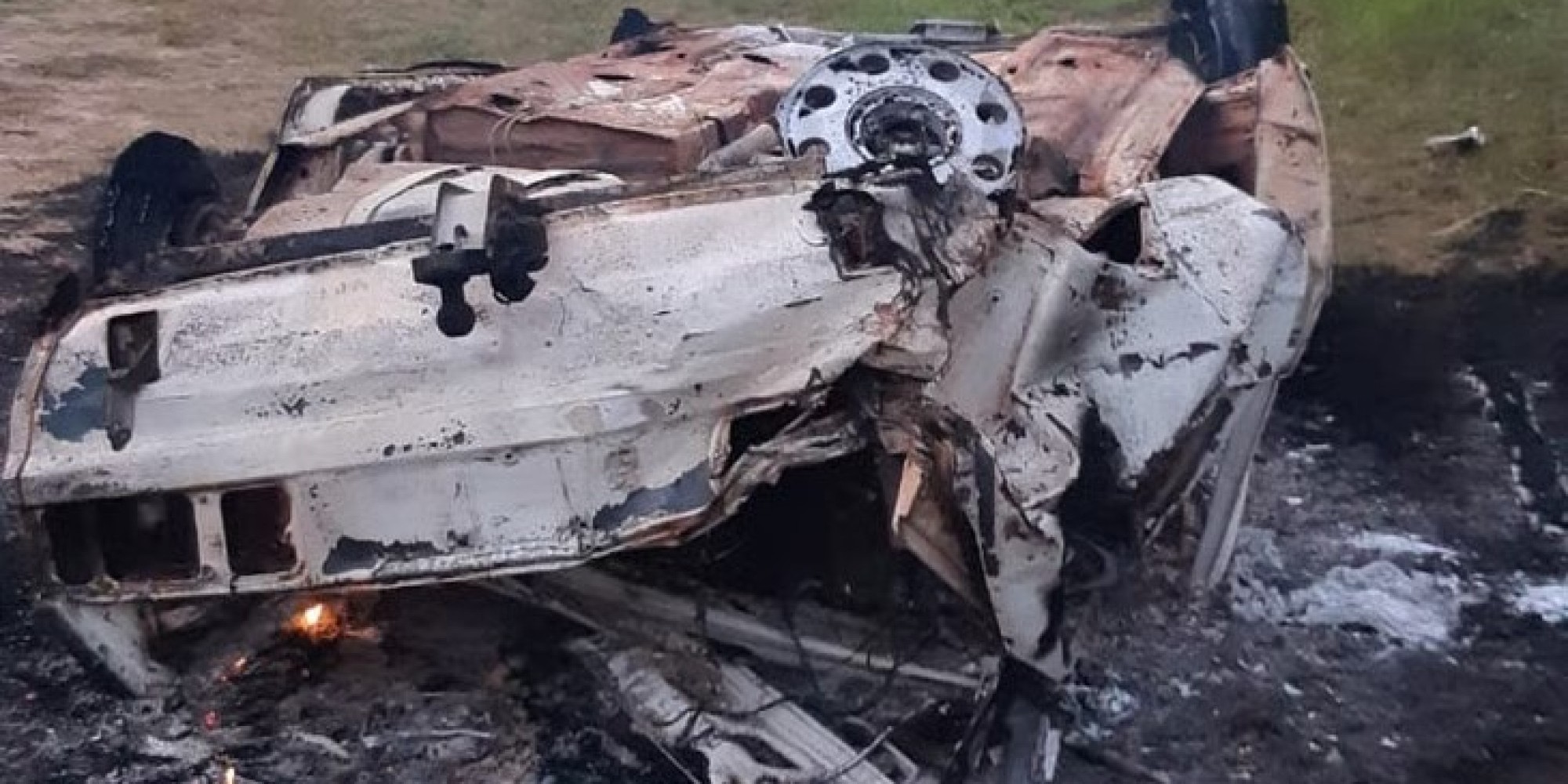 Automóvel sai da pista e incendeia na madrugada desta terça-feira