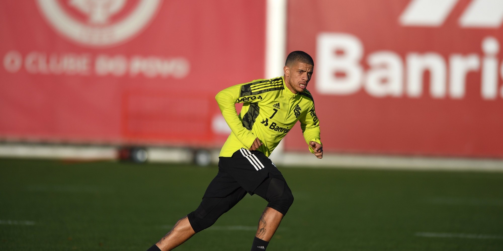 Taison e Saravia retornam ao time titular