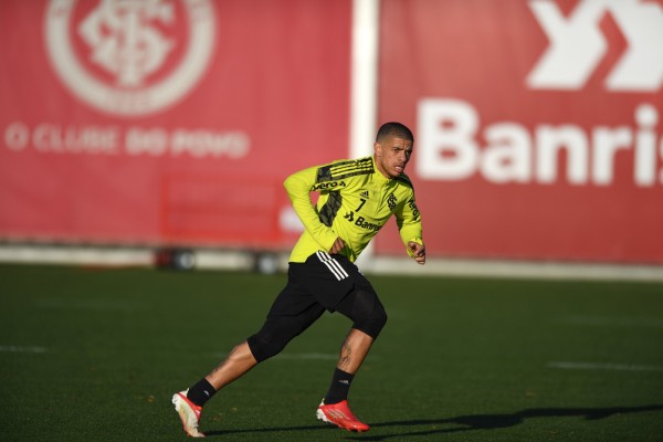 Taison e Saravia retornam ao time titular