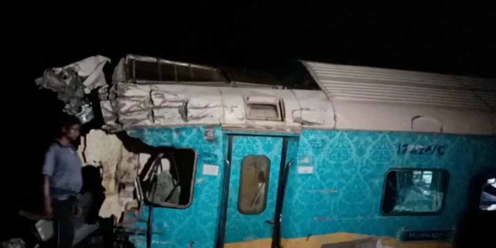 Trem descarrila na Índia e deixa 50 mortos