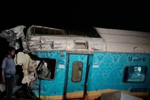 Trem descarrila na Índia e deixa 50 mortos