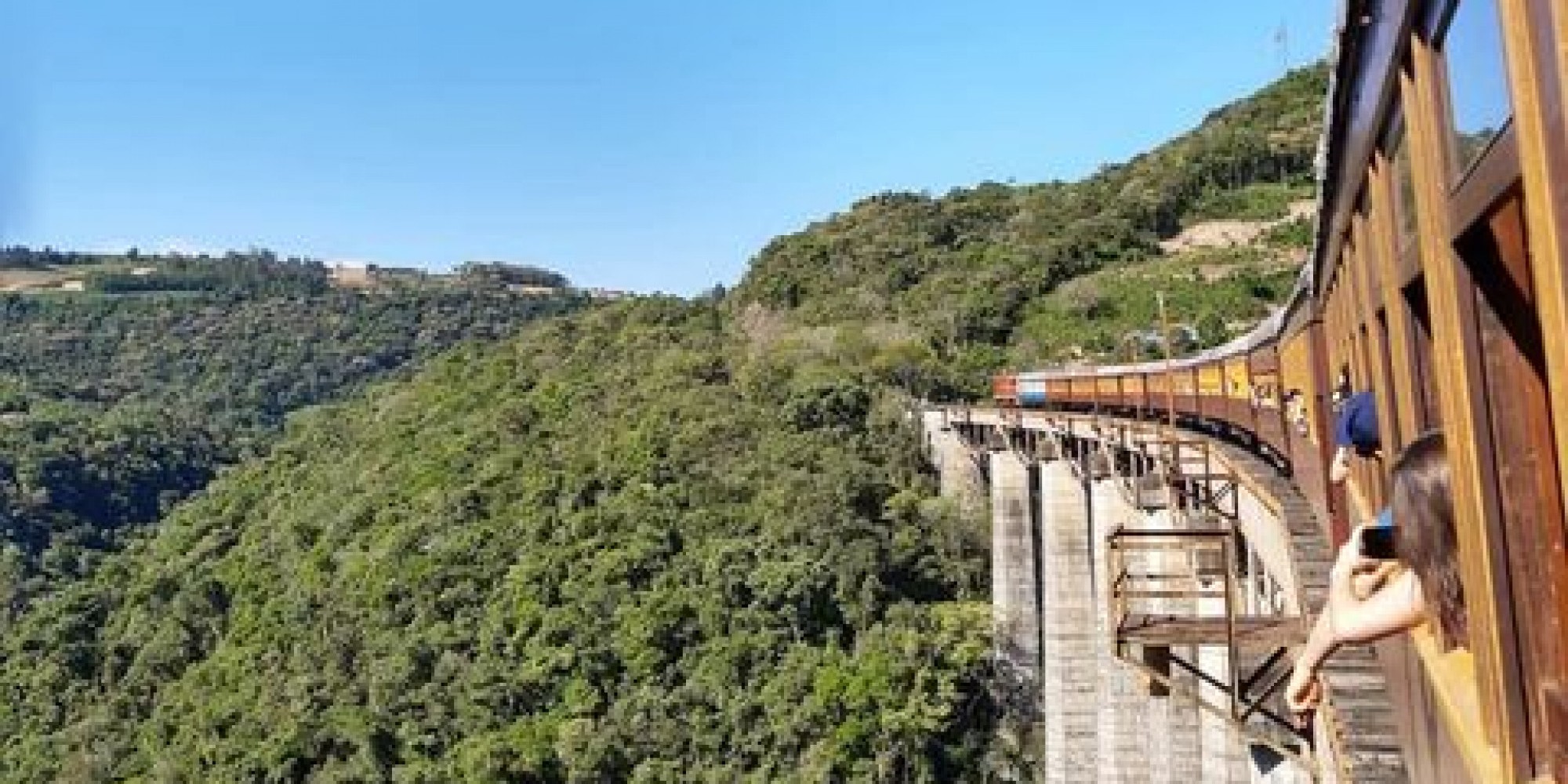 Viadutos, túneis e natureza podem ser contemplados de dentro dos vagões Viadutos, túneis e natureza podem ser contemplados de dentro dos vagões