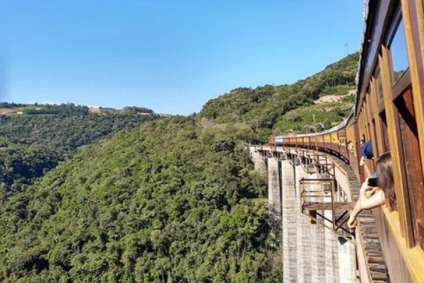  Viadutos, túneis e natureza podem ser contemplados de dentro dos vagões