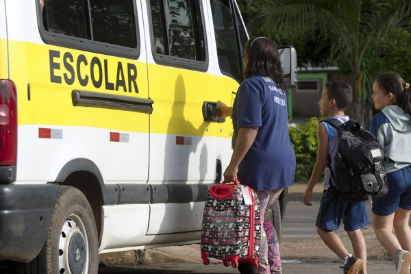 Criança de 5 anos é esquecida em van escolar