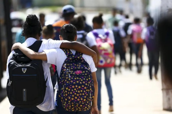 Jovem de 14 anos mata colega de classe a tesouradas
