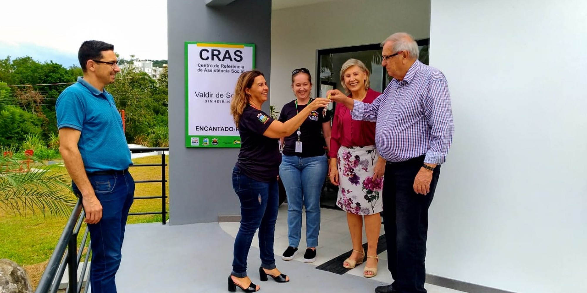 Prefeito Adroaldo Conzatti entregou às chaves para assistente social Valéria Caldas Prefeito Adroaldo Conzatti entregou às chaves para assistente social Valéria Caldas