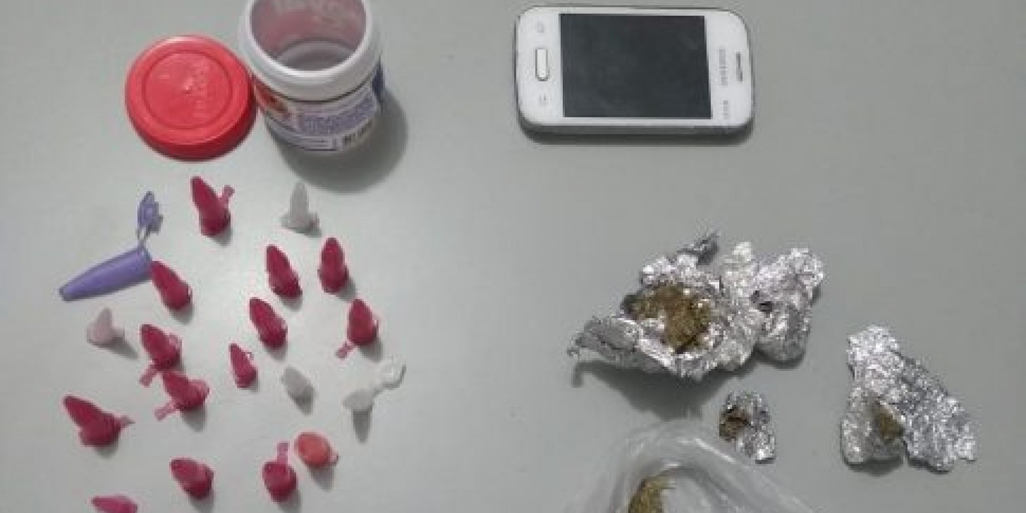 Foram apreendidos dois celulares e maconha 