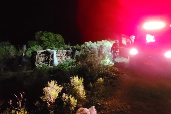 Acidente com caminhonete na zona rural levou ao capotamento do veículo; mãe da vítima segue hospitalizada em estado estável