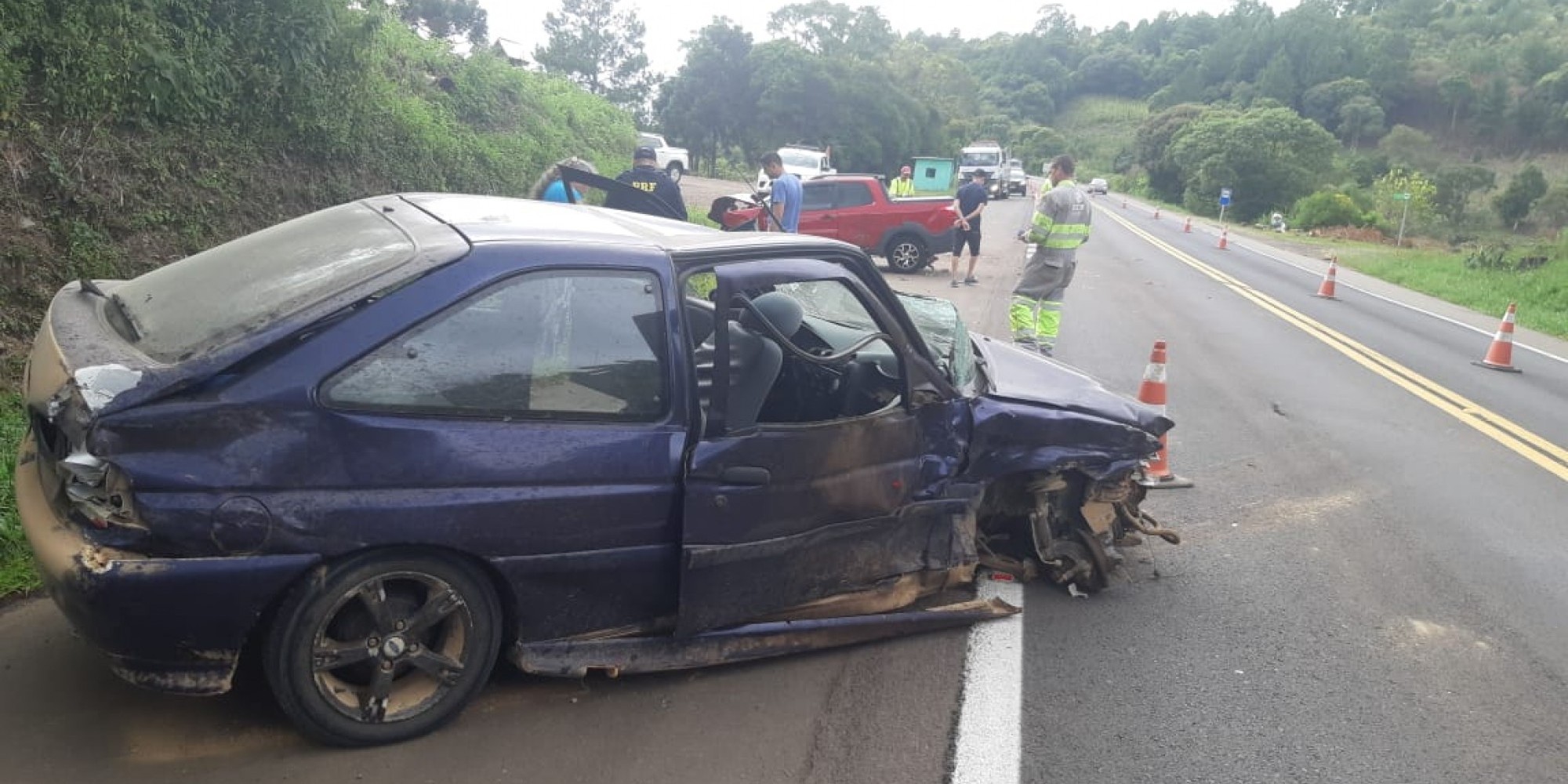 Acidente ocorreu entre um veículo Scort e um Fiat Strada Acidente ocorreu entre um veículo Scort e um Fiat Strada