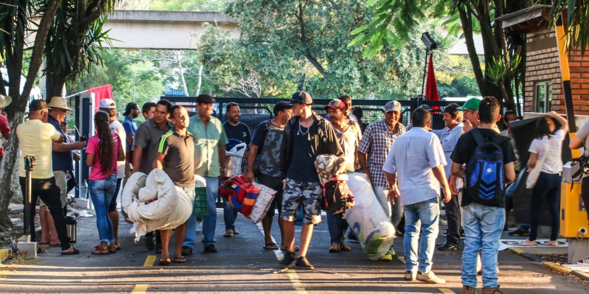Centenas de trabalhadores realizam manifestação Centenas de trabalhadores realizam manifestação