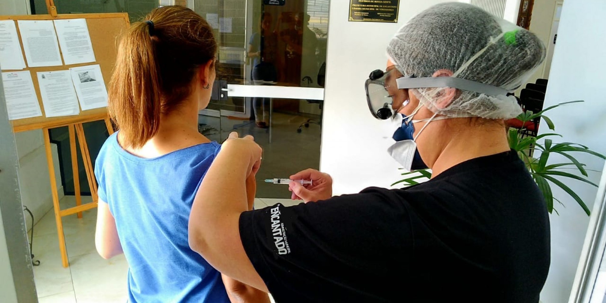 Idosos e profissionais da saúde são o público alvo nesta primeira fase