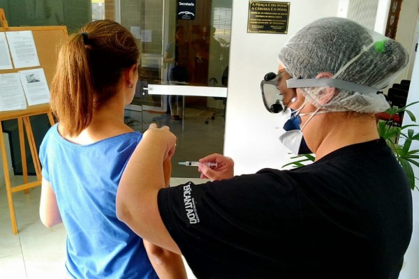 Idosos e profissionais da saúde são o público alvo nesta primeira fase