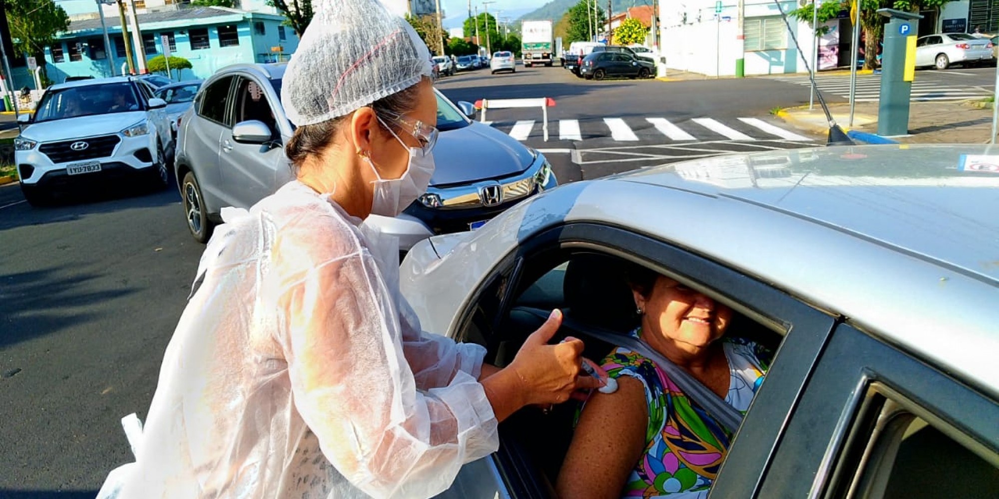 A vacinação ocorre em sistema “drive thru”