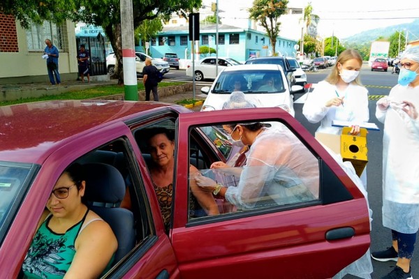 Novas doses para idosos serão aplicadas nas casas na próxima semana 