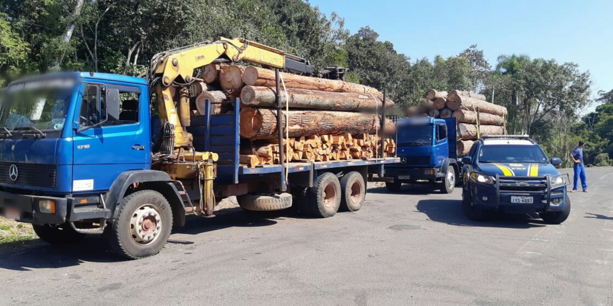 Veículos ficaram retidos até o transbordo da carga excedente Veículos ficaram retidos até o transbordo da carga excedente