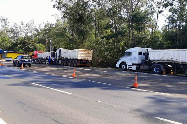 Carga de argila estava sendo transportada para Porto Alegre 