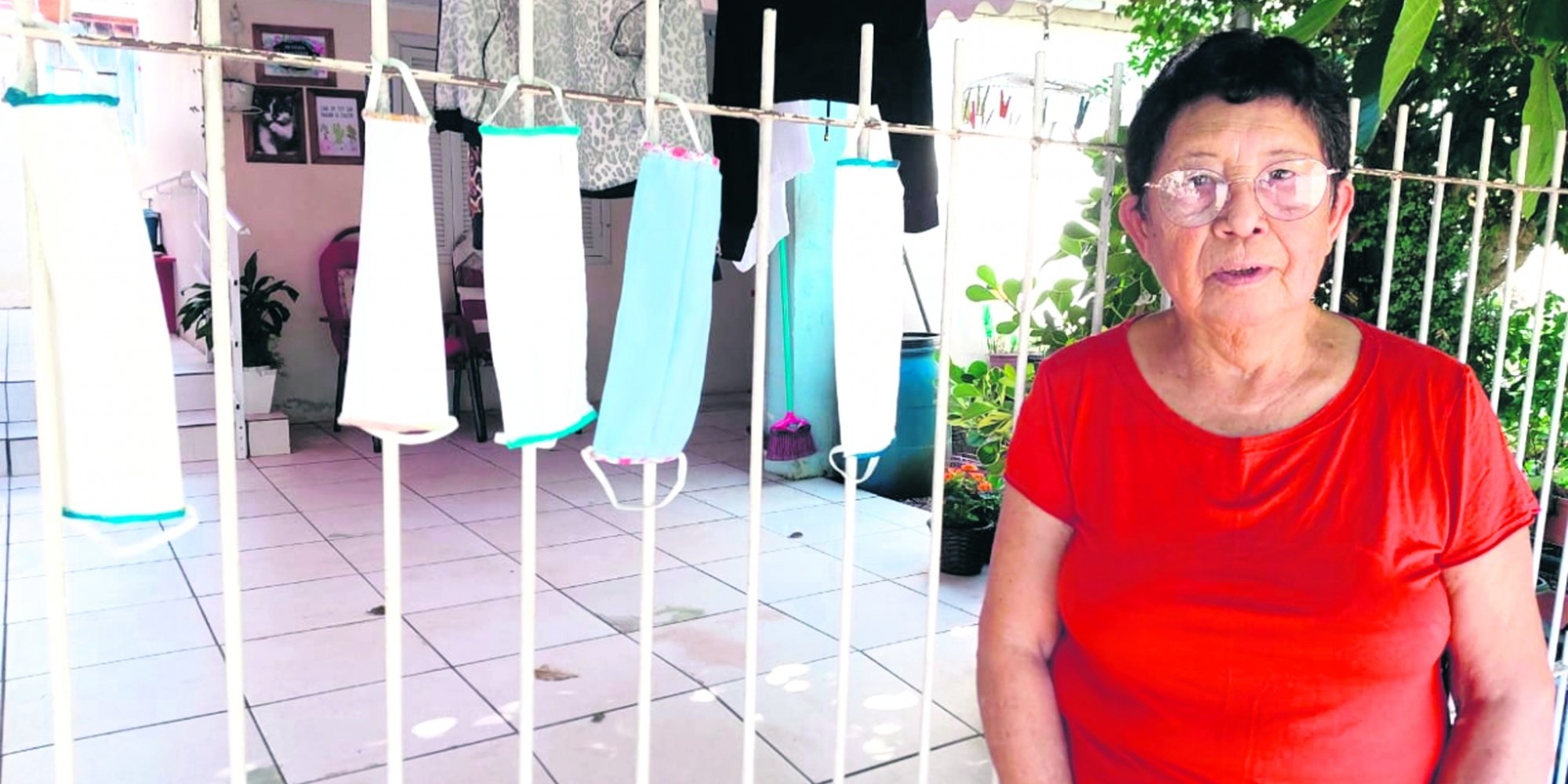 Dona Camila trocou os bordados em panos de prato pela confeccção de máscaras Dona Camila trocou os bordados em panos de prato pela confeccção de máscaras