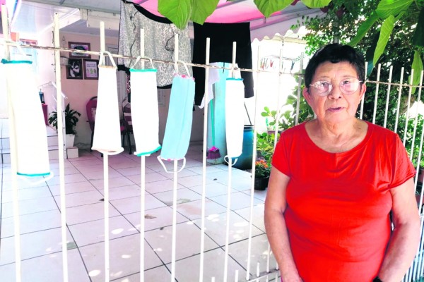 Dona Camila trocou os bordados em panos de prato pela confeccção de máscaras 