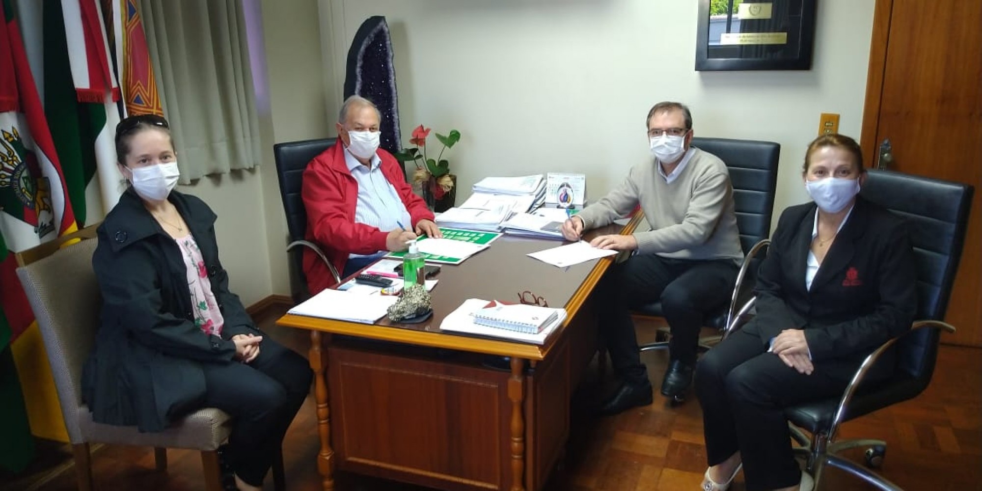 Participaram da assinatura do contrato o prefeito, a secretária da Saúde, diretor e assistente administrativa do HBST Participaram da assinatura do contrato o prefeito, a secretária da Saúde, diretor e assistente administrativa do HBST