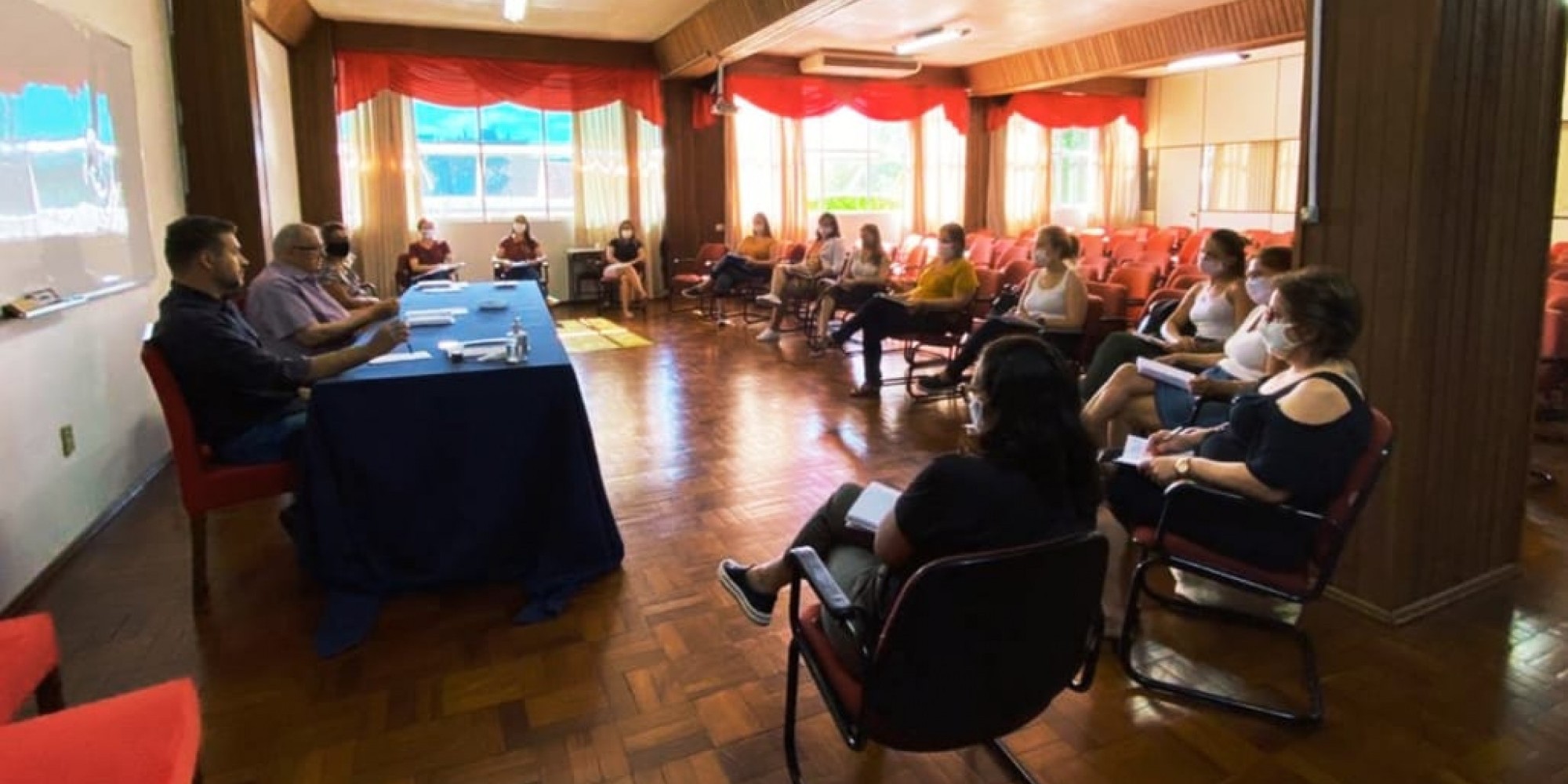 Participaram da reunião todas as Diretoras das EMEIs, o prefeito Adroaldo Conzatti, o vice Jonas Calvi e a Secretária Geral de Governo Joanete Cardoso Masiero Participaram da reunião todas as Diretoras das EMEIs, o prefeito Adroaldo Conzatti, o vice Jonas Calvi e a Secretária Geral de Governo Joanete Cardoso Masiero