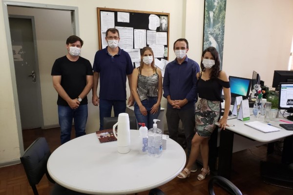 Coordenador adjunto Ederson da Rocha e os servidores Márcio Vogel e Jéssica Silveira Heimann recepcionaram os secretários Ana Paula e Juliano