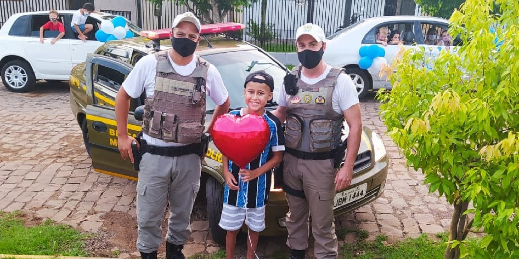 Guilherme foi recepcionado por familiares, BM, Corrente do Bem e colegas Guilherme foi recepcionado por familiares, BM, Corrente do Bem e colegas
