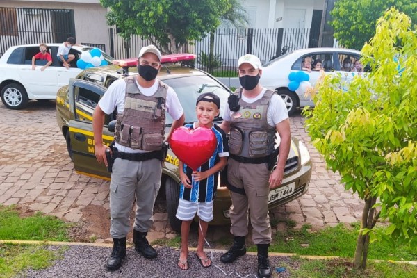 Guilherme foi recepcionado por familiares, BM, Corrente do Bem e colegas 