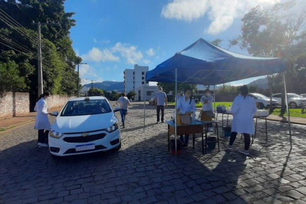 Imunização ocorre no sistema drive trhu 