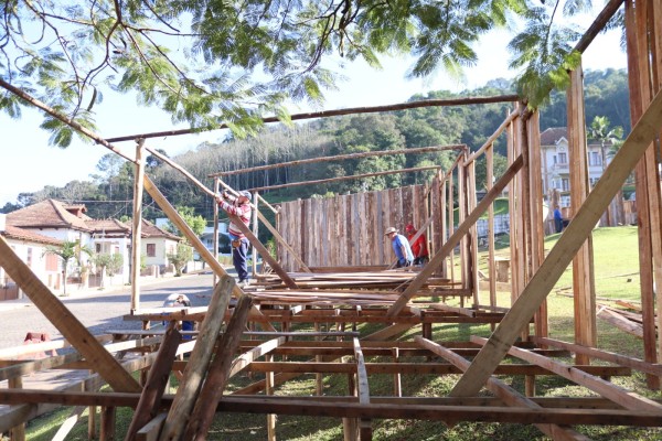Semana Farroupilha de Muçum: construção do Acampamento Crioulo iniciou nesta semana
