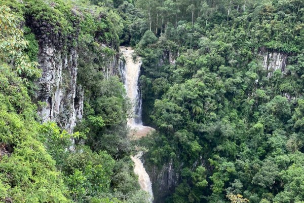 Cânion Perau do Facão é eleita a mais bela cachoeira do Estado