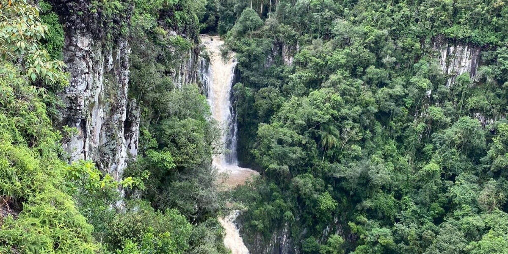 Cânion Perau do Facão é eleita a mais bela cachoeira do Estado