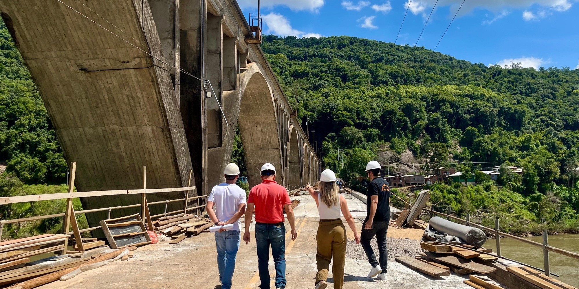 O investimento total da obra é de R$ 9,6 milhões, financiado pelo Governo Federal. O prefeito Mateus Trojan agradeceu o Secretário Nacional da Defesa Civil, Wolnei Wolff, pela antecipação da vistoria. O investimento total da obra é de R$ 9,6 milhões, financiado pelo Governo Federal. O prefeito Mateus Trojan agradeceu o Secretário Nacional da Defesa Civil, Wolnei Wolff, pela antecipação da vistoria.
