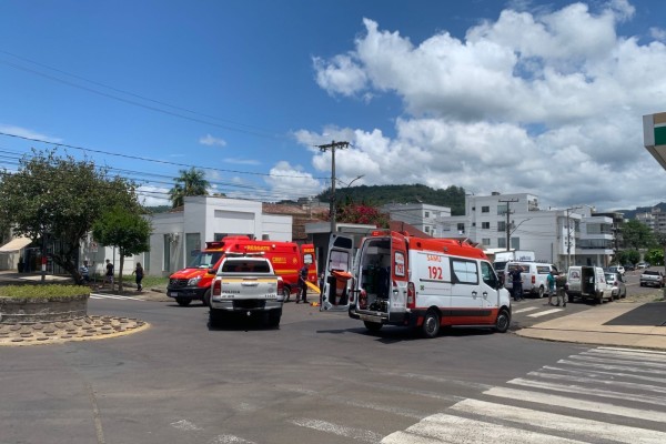 O acidente aconteceu por volta das 12h desta sexta-feira (31).