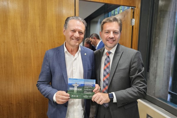 Além das discussões sobre recursos e programas, Calvi entregou a Cherini convite para a inauguração do Cristo Protetor