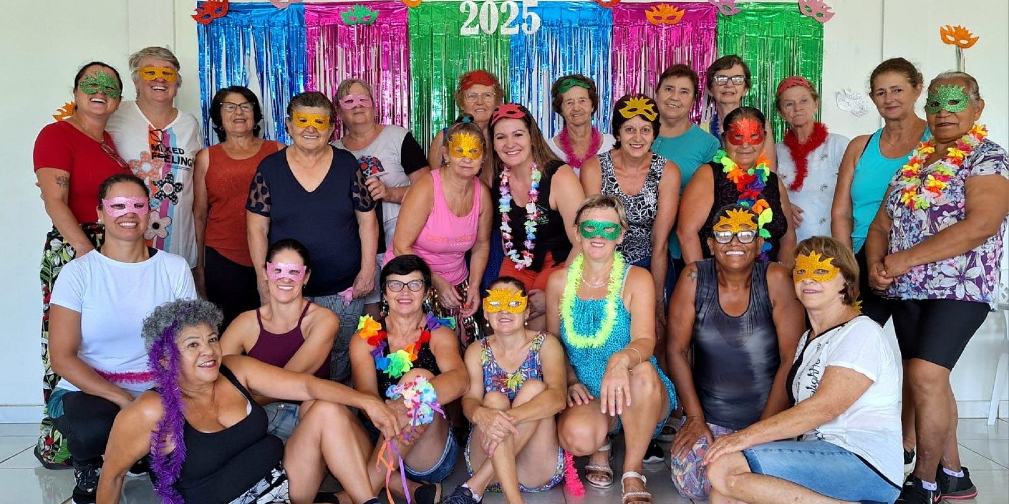 Durante a celebração, os idosos tiveram a oportunidade de reviver memórias de antigos carnavais Durante a celebração, os idosos tiveram a oportunidade de reviver memórias de antigos carnavais