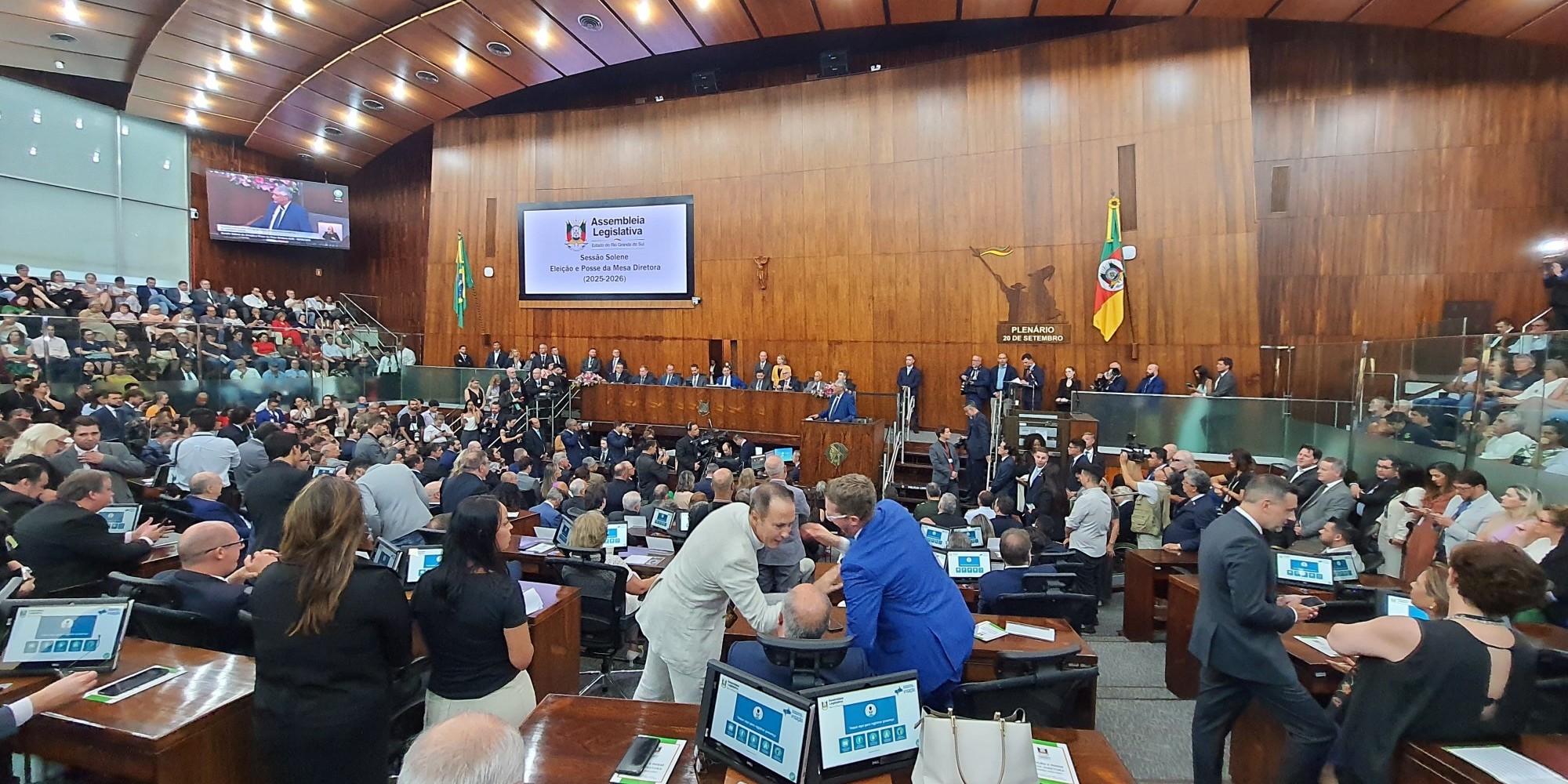 A proposta contou com a assinatura de 13 das 15 bancadas da Casa A proposta contou com a assinatura de 13 das 15 bancadas da Casa