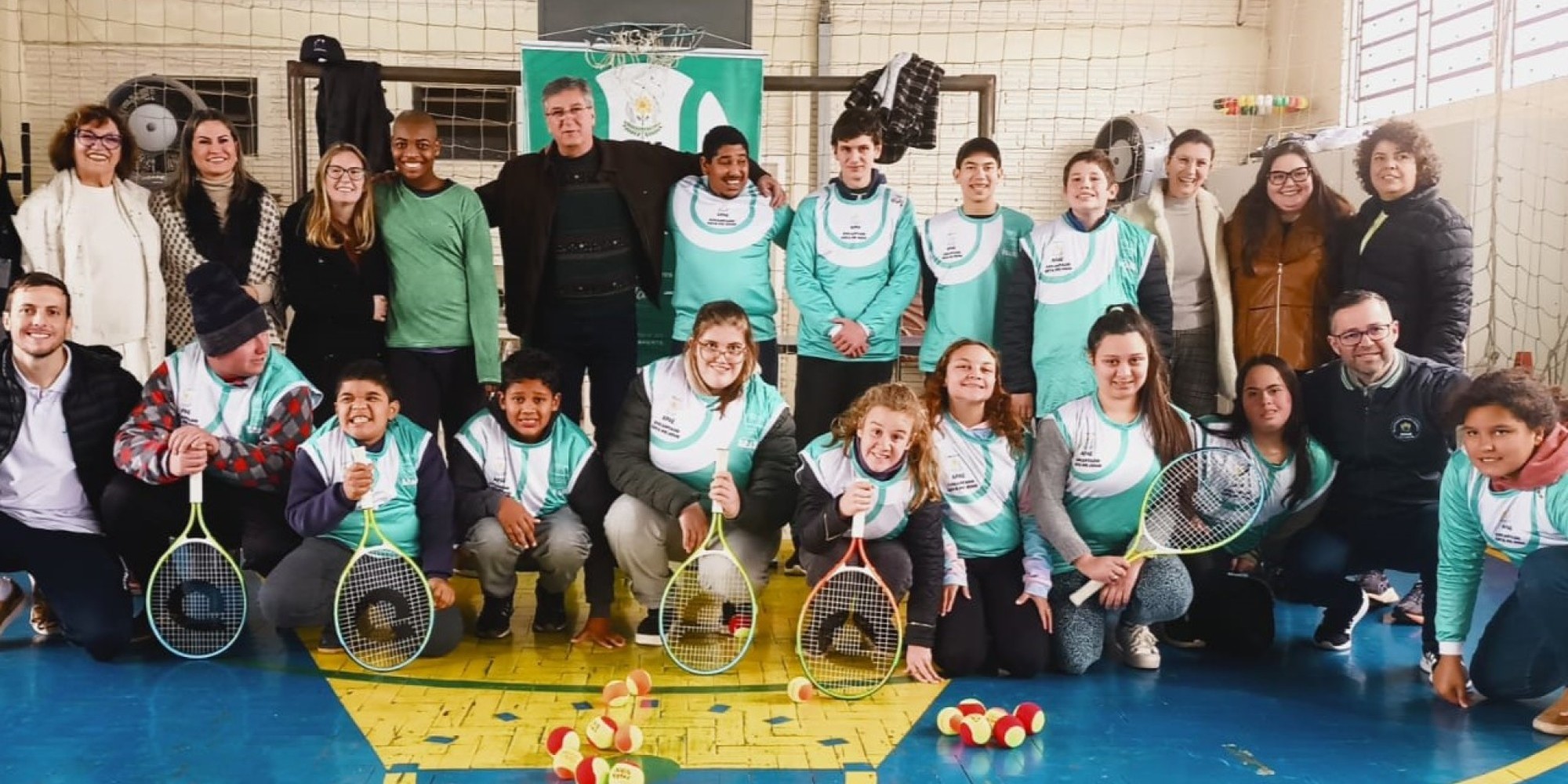 Projeto APAE Encantado Está no Jogo foi lançado nesta segunda-feira (11) e incentiva a prática esportiva adaptada por meio do tênis, com entrega de uniformes e materiais, com a participação da ex-tenista Claudia Chabalgoity, criadora do método Tô no Jogo.