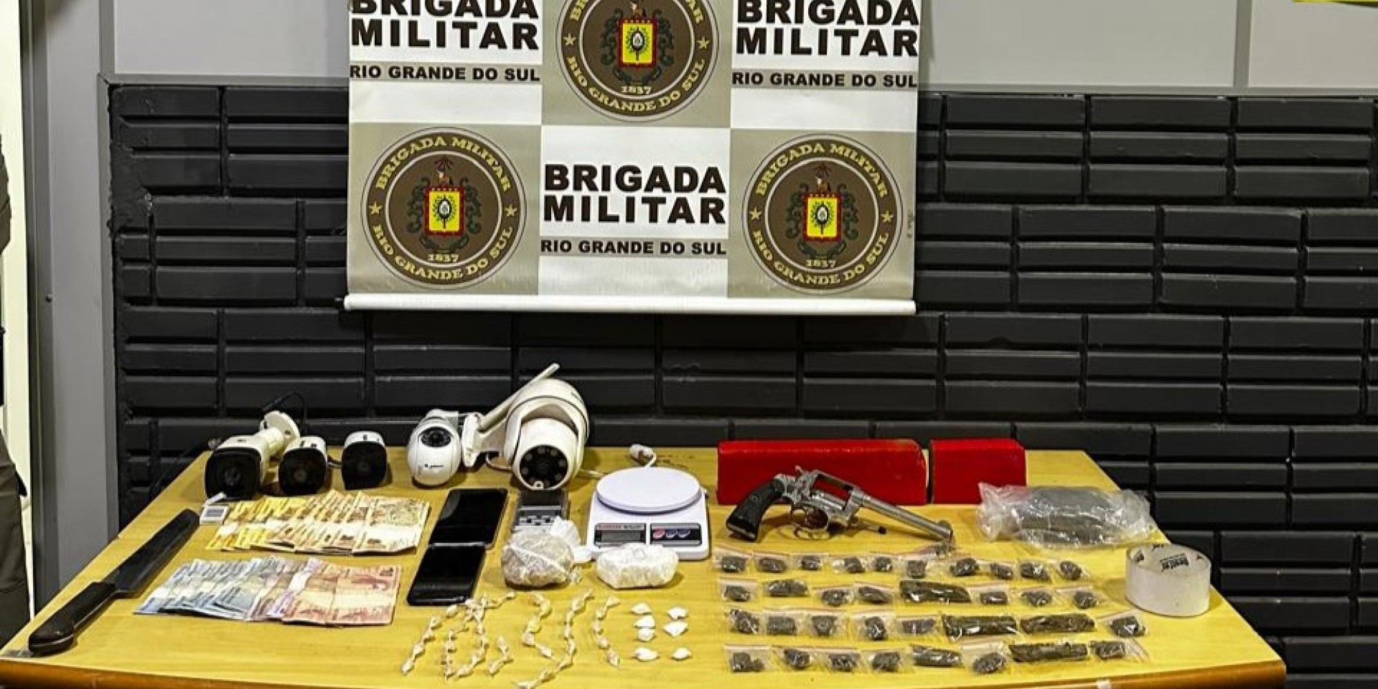 A ação, realizada nesta terça-feira (12), resultou também, além da apreensão de drogas, de uma arma de fogo e materiais ligados ao tráfico.