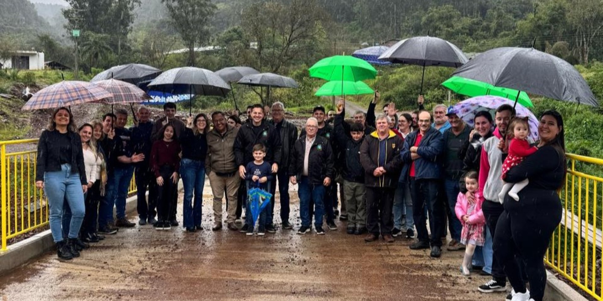 Esta é a terceira ponte inaugurada no município após os últimos eventos extremos. Apesar da chuva, cerca de 60 moradores da comunidade participaram da cerimônia. Esta é a terceira ponte inaugurada no município após os últimos eventos extremos. Apesar da chuva, cerca de 60 moradores da comunidade participaram da cerimônia.