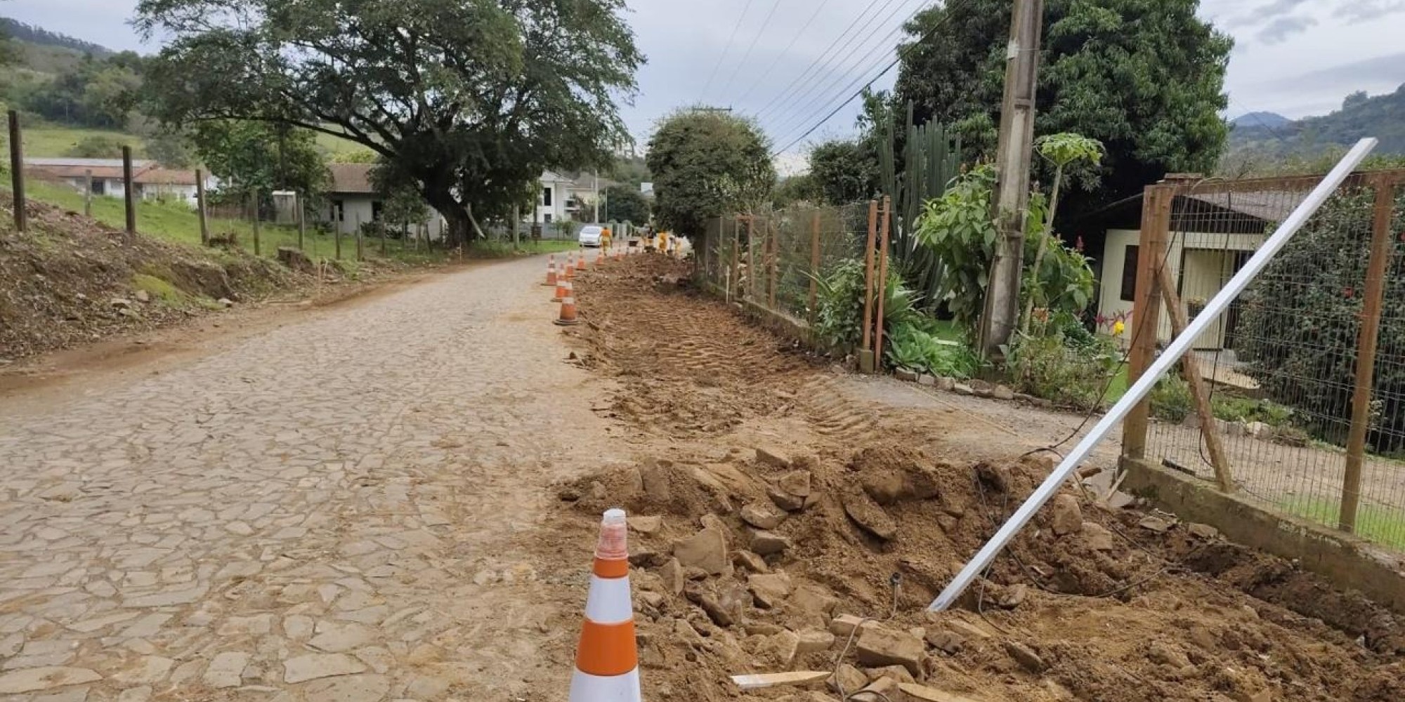 Nesta primeira etapa, estão sendo realizados trabalhos de ajustes no sistema de drenagem e reforço da base da via.