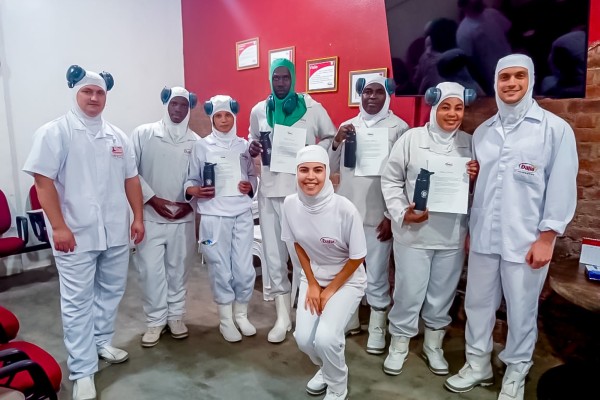 Colaboradores recebendo a homenagem e brinde após concluir o contrato de experiência de 90 dias