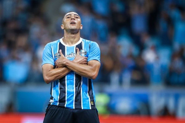 Diante de mais de 21 mil torcedores, o Tricolor venceu por 2 a 0 com gols de Carlos Vinícius, na noite desta quinta-feira (16), e chegou aos 36 pontos. 