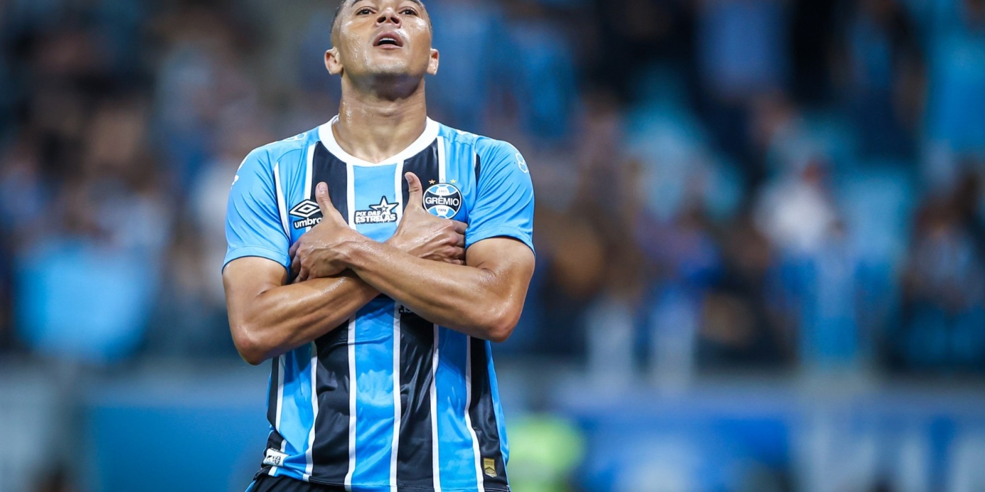 Diante de mais de 21 mil torcedores, o Tricolor venceu por 2 a 0 com gols de Carlos Vinícius, na noite desta quinta-feira (16), e chegou aos 36 pontos. Diante de mais de 21 mil torcedores, o Tricolor venceu por 2 a 0 com gols de Carlos Vinícius, na noite desta quinta-feira (16), e chegou aos 36 pontos.