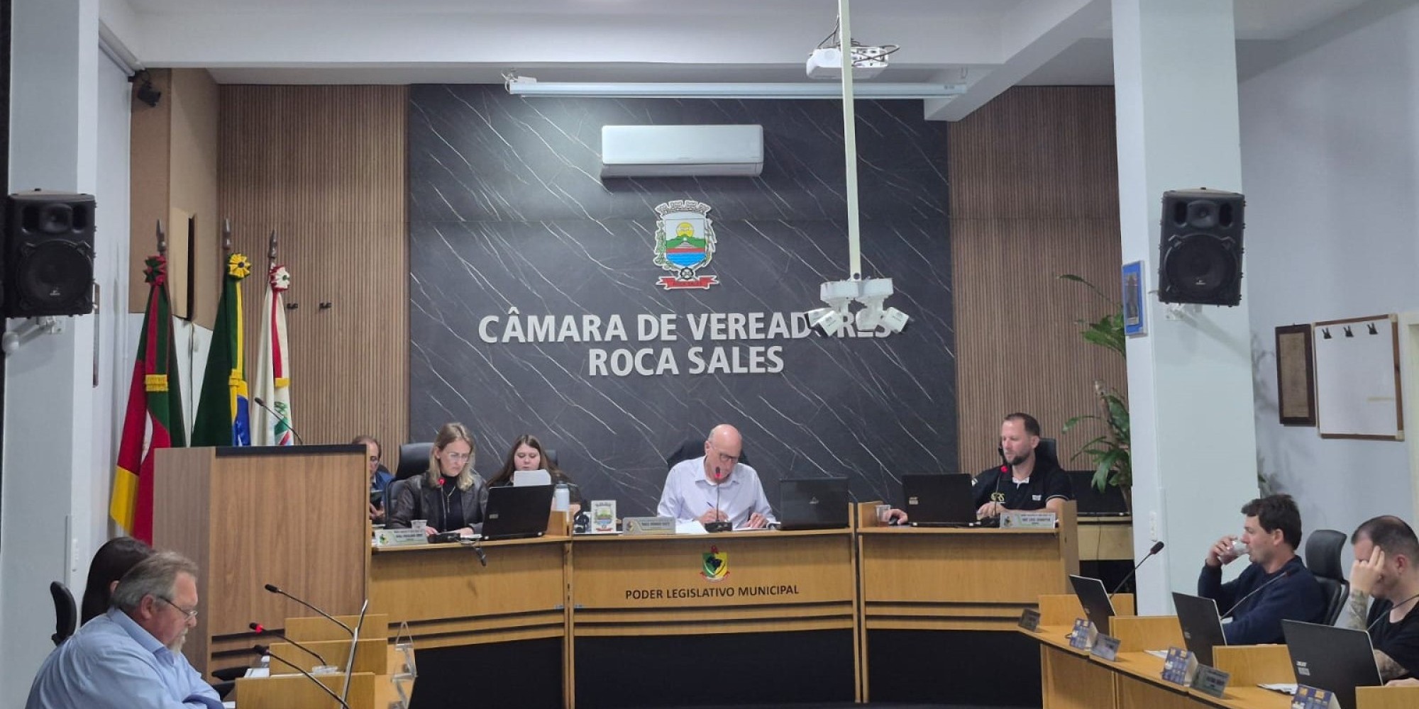 Na noite desta segunda-feira (20), o Legislativo rocassalense também confirmou a viagem de cinco vereadores a Brasília. Na noite desta segunda-feira (20), o Legislativo rocassalense também confirmou a viagem de cinco vereadores a Brasília.