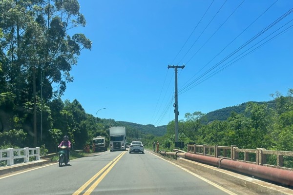 Segundo informações locais, o trabalhador teria caído sobre o asfalto na manhã desta terça-feira (21).