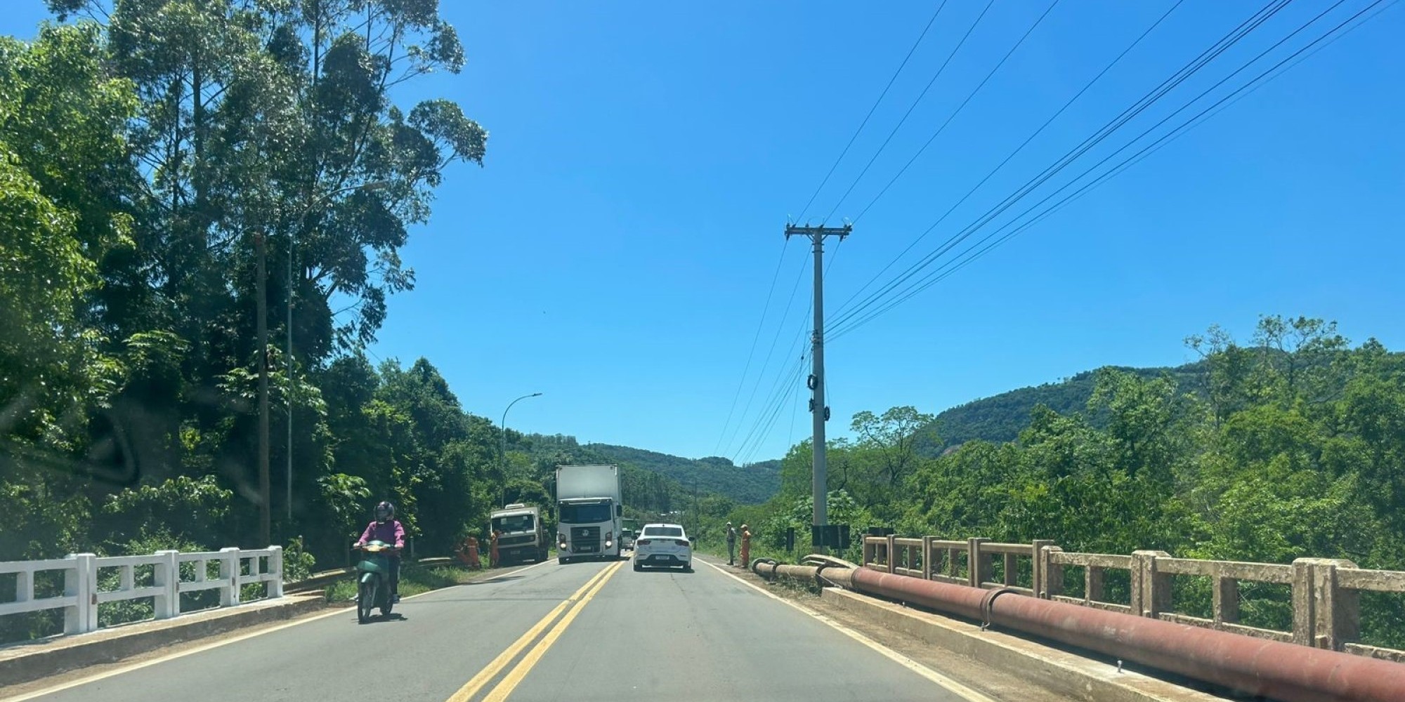 Segundo informações locais, o trabalhador teria caído sobre o asfalto na manhã desta terça-feira (21). Segundo informações locais, o trabalhador teria caído sobre o asfalto na manhã desta terça-feira (21).