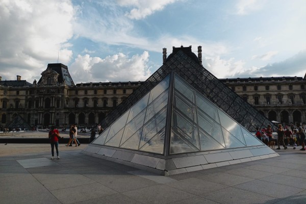Museu mais visitado do mundo voltou a receber público nesta quarta-feira (22), depois de criminosos invadirem a Galeria Apolo e levarem peças históricas da Coroa avaliadas em mais de US$ 100 milhões; investigação segue em curso.