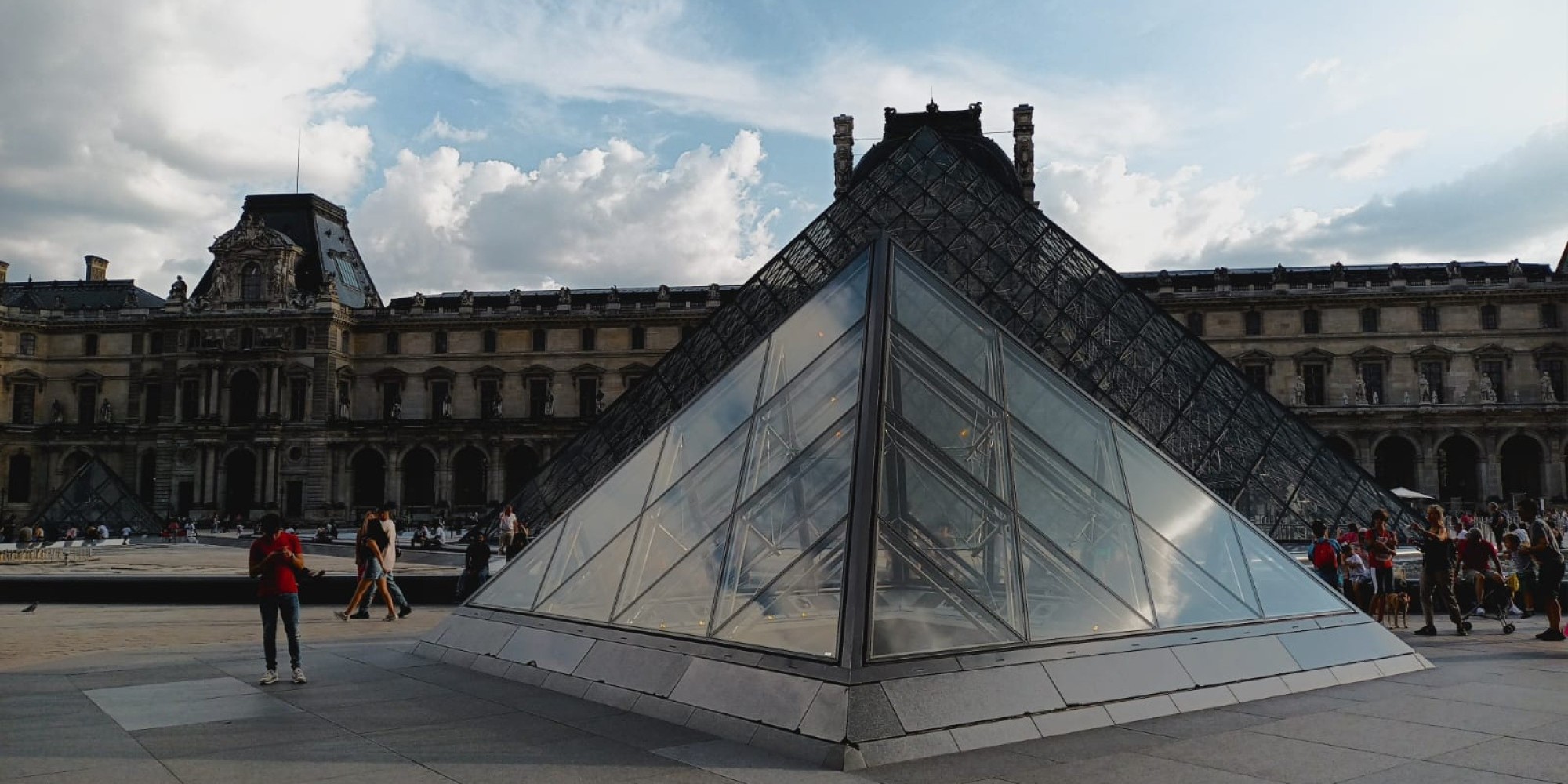 Museu mais visitado do mundo voltou a receber público nesta quarta-feira (22), depois de criminosos invadirem a Galeria Apolo e levarem peças históricas da Coroa avaliadas em mais de US$ 100 milhões; investigação segue em curso. Museu mais visitado do mundo voltou a receber público nesta quarta-feira (22), depois de criminosos invadirem a Galeria Apolo e levarem peças históricas da Coroa avaliadas em mais de US$ 100 milhões; investigação segue em curso.